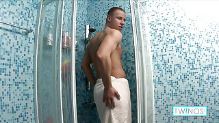 Beefy Hot Twink Jordan V Strokes His Cock After A Warm Bath!