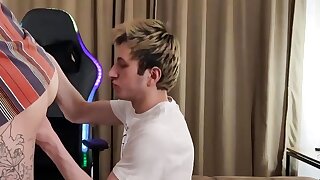 Distracted the Guy From the Game, Gave the Twink a Rimming and Fucked Her Hard with a Big Dick and Came