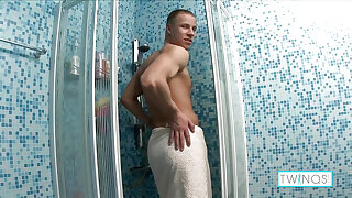 Cute Beefy Blonde Jordan V Takes A Hot Bath nd Jerks Off!