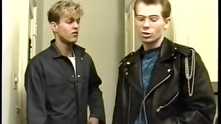 Horny stud gets his toes sucked by twink and blasts load