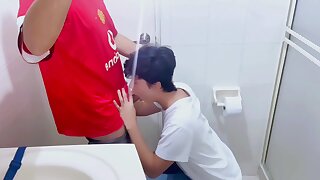 Futbolista Hetero Se Quita El Condon Para Follarme A Pelo Y Correrse Dentro De Mi Lindo Culo Twink